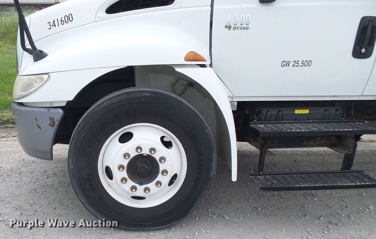 image for item DG5651 2003 International 4300 box truck