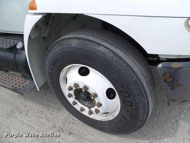 image for item DG5651 2003 International 4300 box truck