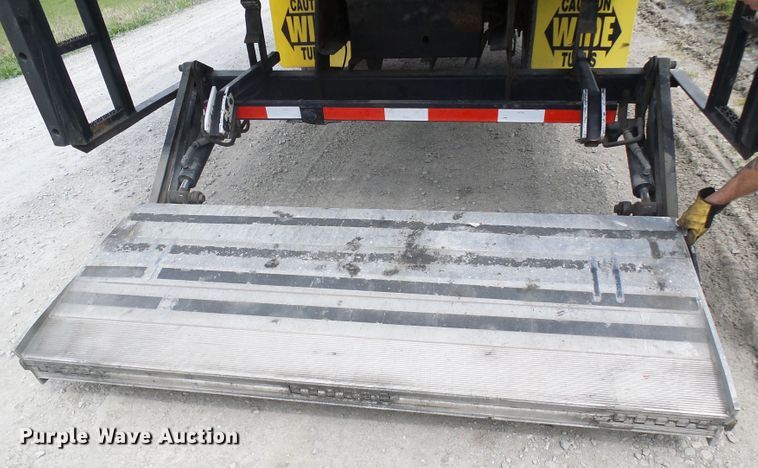 image for item DG5651 2003 International 4300 box truck