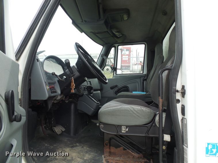 image for item DG5651 2003 International 4300 box truck