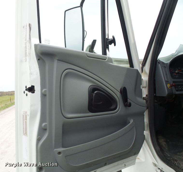 image for item DG5651 2003 International 4300 box truck