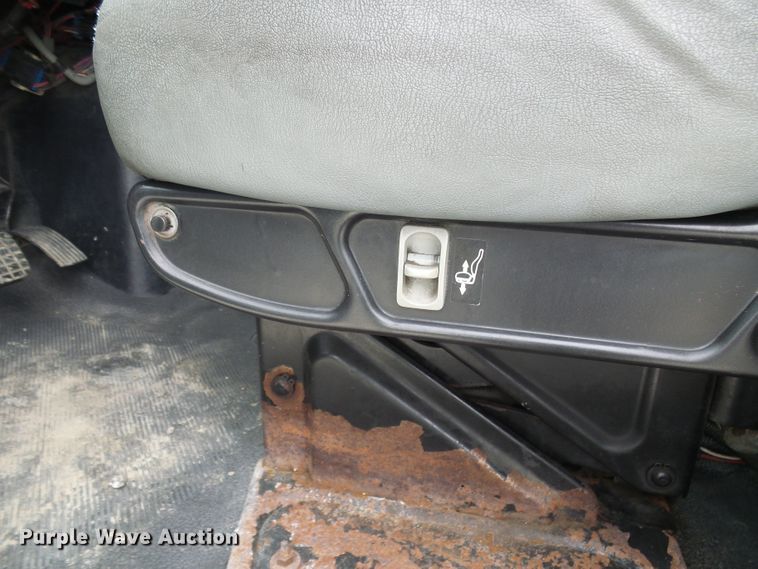 image for item DG5651 2003 International 4300 box truck