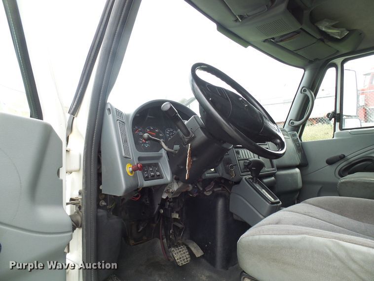 image for item DG5651 2003 International 4300 box truck