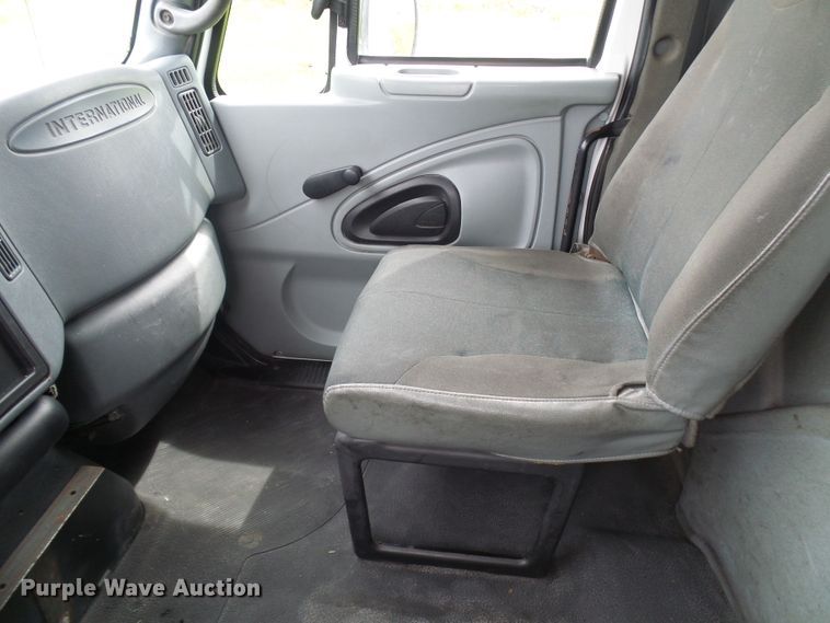 image for item DG5651 2003 International 4300 box truck