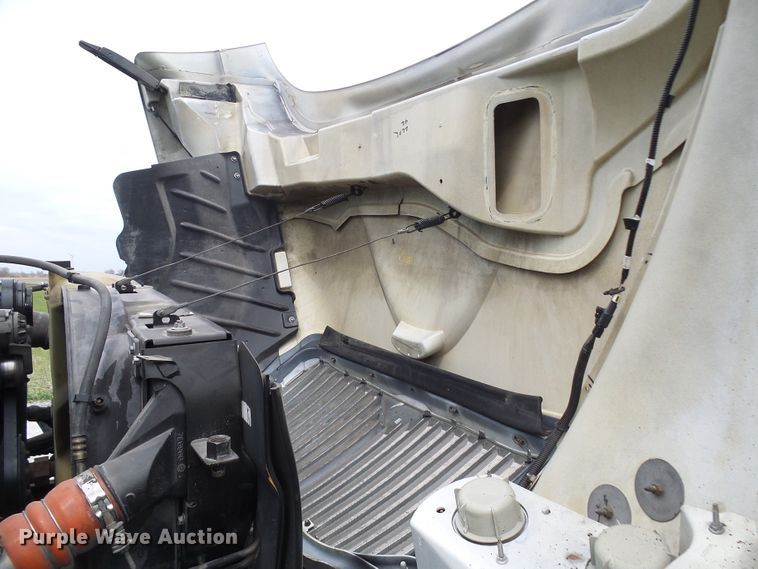 image for item DG5651 2003 International 4300 box truck