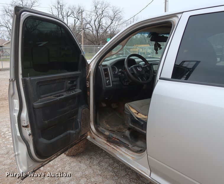 image for item DG7151 2013 Dodge Ram 2500HD  Crew Cab flatbed pickup truck