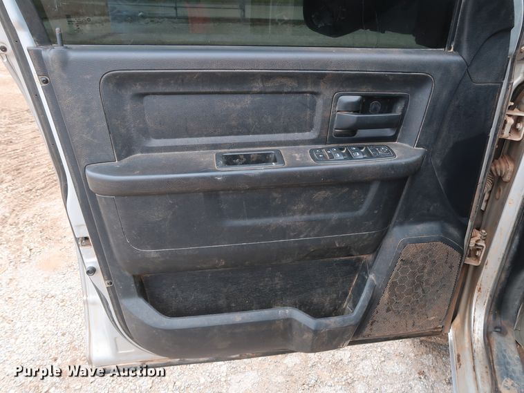 image for item DG7151 2013 Dodge Ram 2500HD  Crew Cab flatbed pickup truck