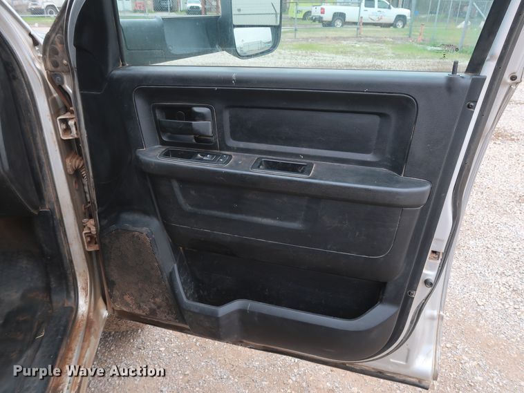 image for item DG7151 2013 Dodge Ram 2500HD  Crew Cab flatbed pickup truck