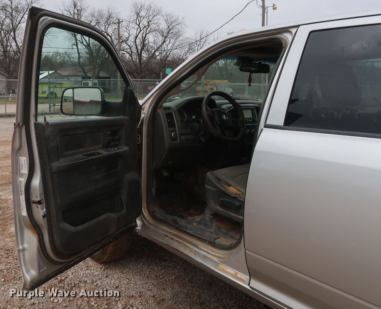 image for item DG7153 2013 Dodge Ram 3500HD  Crew Cab flatbed pickup truck