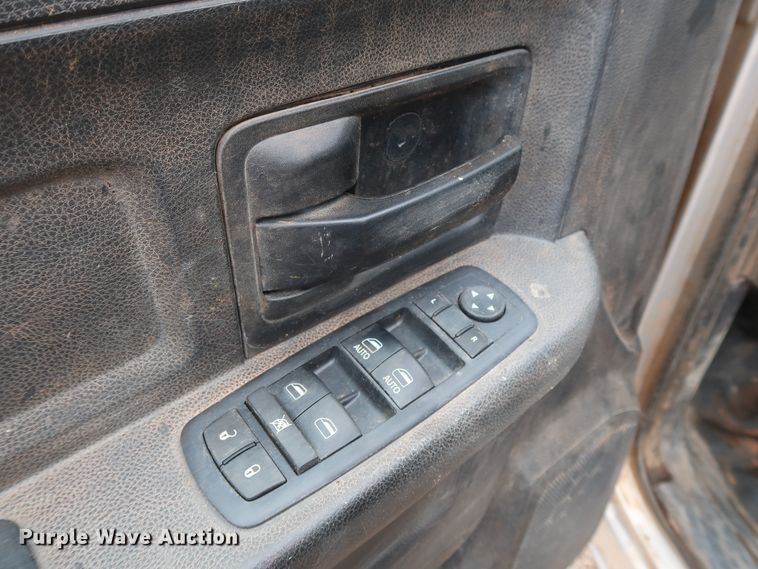 image for item DG7153 2013 Dodge Ram 3500HD  Crew Cab flatbed pickup truck