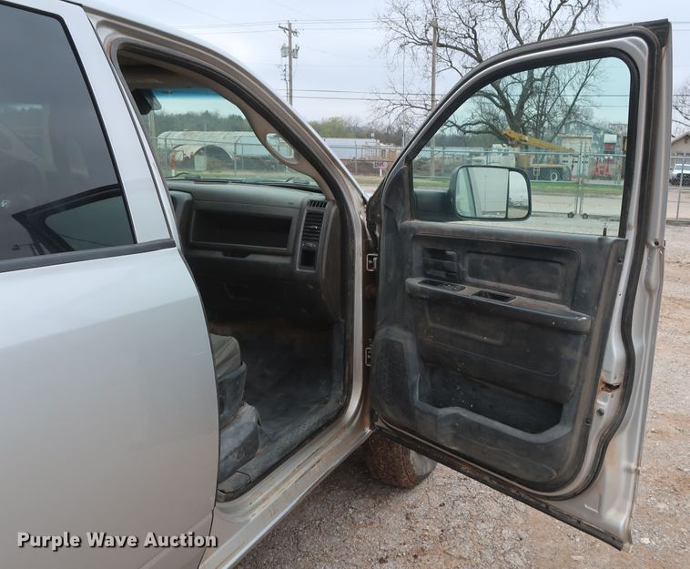 image for item DG7153 2013 Dodge Ram 3500HD  Crew Cab flatbed pickup truck