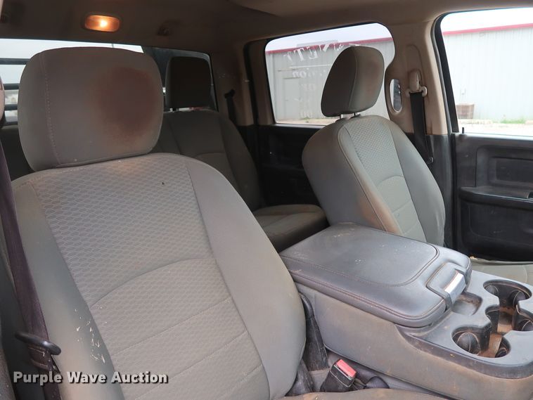 image for item DG7153 2013 Dodge Ram 3500HD  Crew Cab flatbed pickup truck