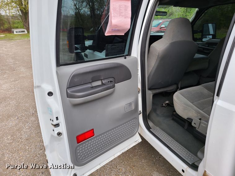 image for item DG7738 2004 Ford F250 Super Duty  Crew Cab pickup truck