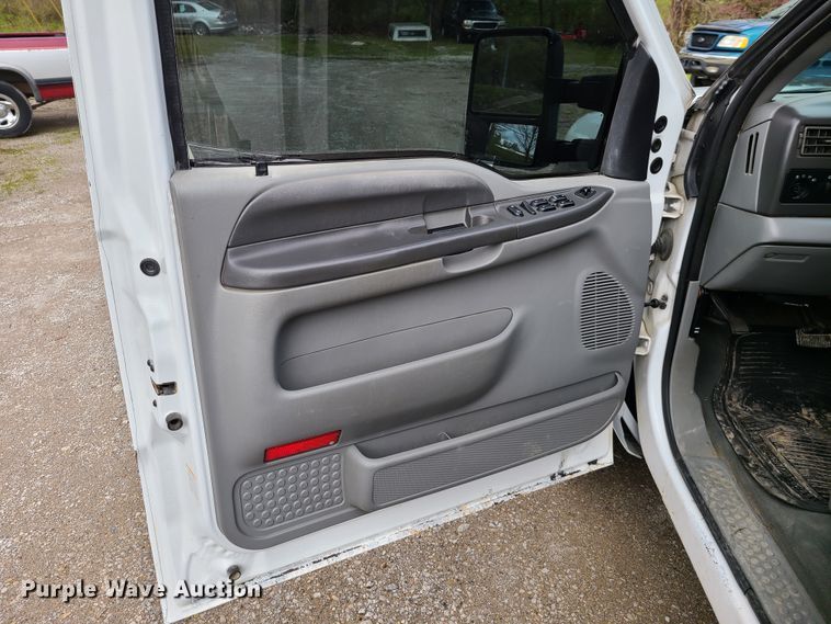 image for item DG7738 2004 Ford F250 Super Duty  Crew Cab pickup truck