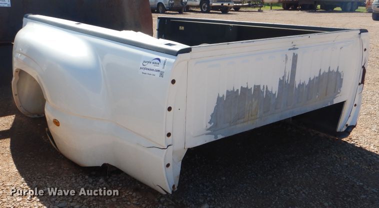 image for item DG8557 2001 Chevrolet Silverado 3500 pickup truck bed