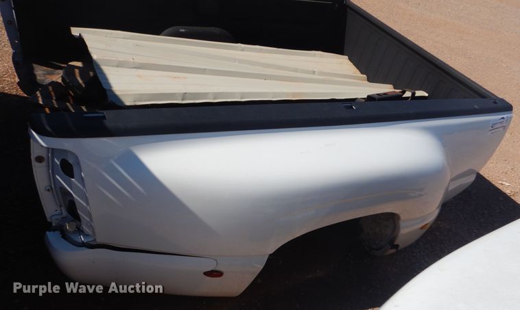 image for item DG8557 2001 Chevrolet Silverado 3500 pickup truck bed