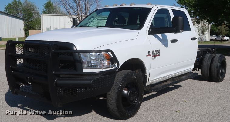 image for item DH0862 2015 Dodge Ram 3500HD  Crew Cab pickup truck cab and chassis