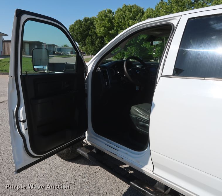 image for item DH0862 2015 Dodge Ram 3500HD  Crew Cab pickup truck cab and chassis