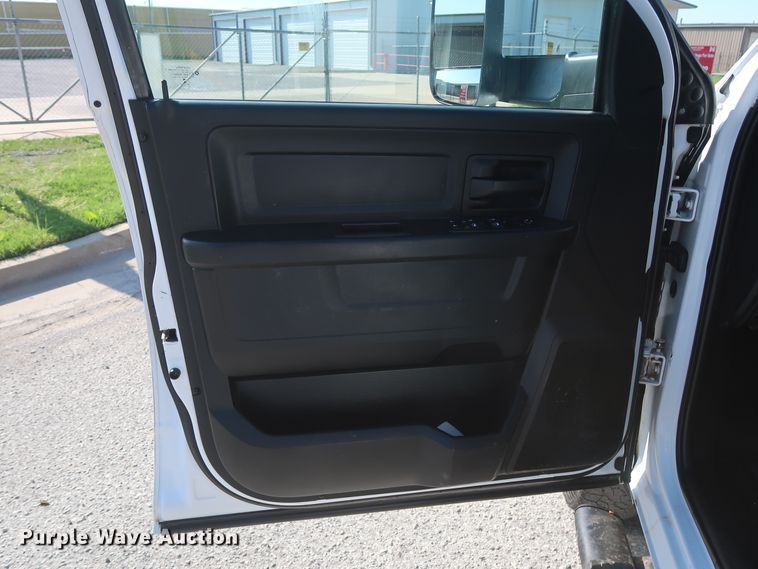 image for item DH0862 2015 Dodge Ram 3500HD  Crew Cab pickup truck cab and chassis