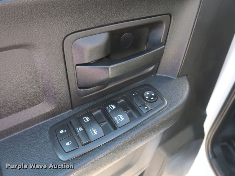 image for item DH0862 2015 Dodge Ram 3500HD  Crew Cab pickup truck cab and chassis