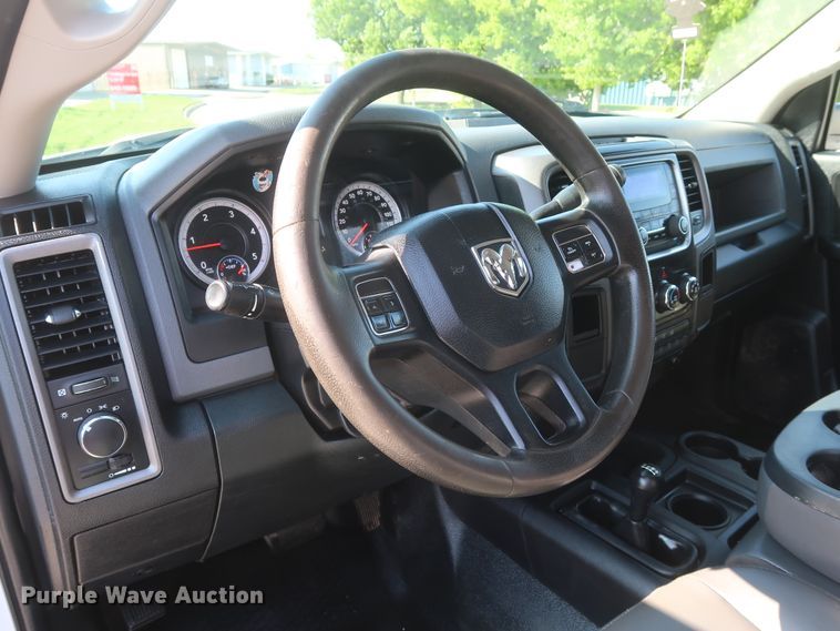 image for item DH0862 2015 Dodge Ram 3500HD  Crew Cab pickup truck cab and chassis