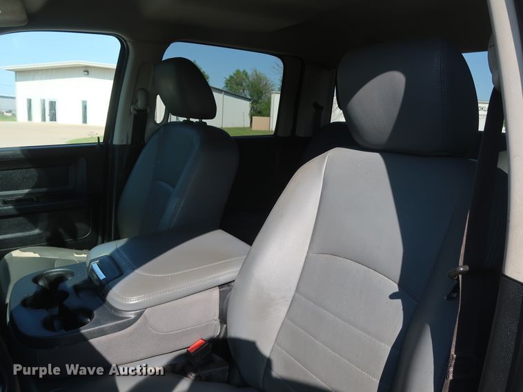 image for item DH0862 2015 Dodge Ram 3500HD  Crew Cab pickup truck cab and chassis