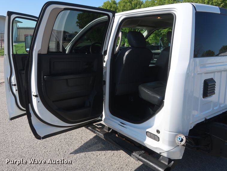 image for item DH0862 2015 Dodge Ram 3500HD  Crew Cab pickup truck cab and chassis
