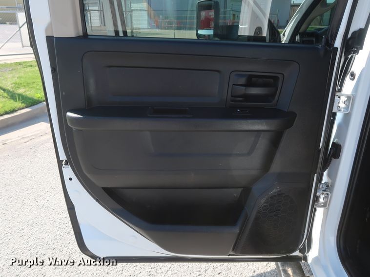 image for item DH0862 2015 Dodge Ram 3500HD  Crew Cab pickup truck cab and chassis