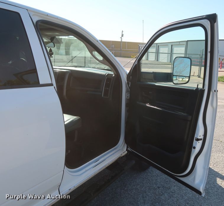 image for item DH0862 2015 Dodge Ram 3500HD  Crew Cab pickup truck cab and chassis