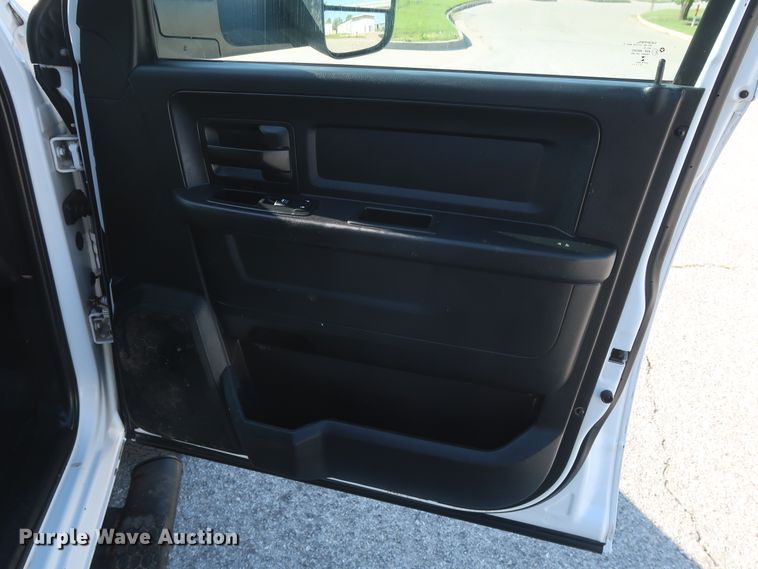 image for item DH0862 2015 Dodge Ram 3500HD  Crew Cab pickup truck cab and chassis