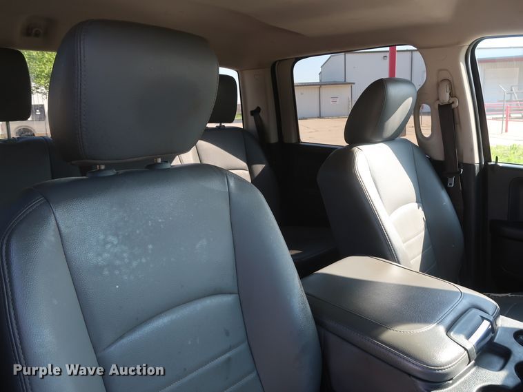 image for item DH0862 2015 Dodge Ram 3500HD  Crew Cab pickup truck cab and chassis