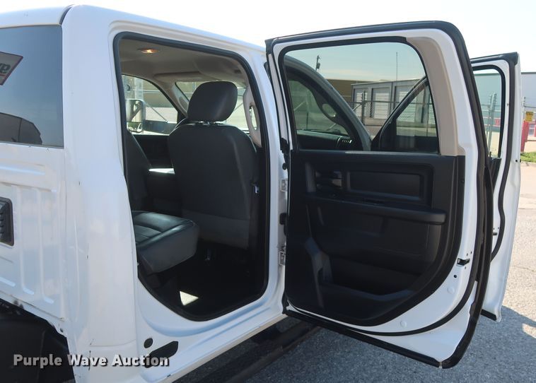 image for item DH0862 2015 Dodge Ram 3500HD  Crew Cab pickup truck cab and chassis