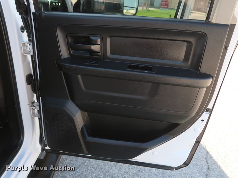 image for item DH0862 2015 Dodge Ram 3500HD  Crew Cab pickup truck cab and chassis