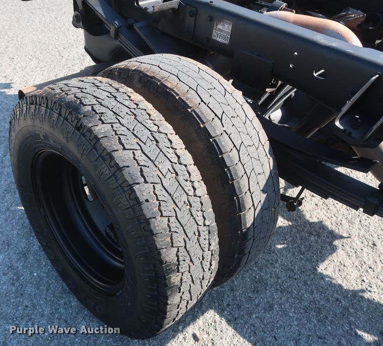 image for item DH0862 2015 Dodge Ram 3500HD  Crew Cab pickup truck cab and chassis