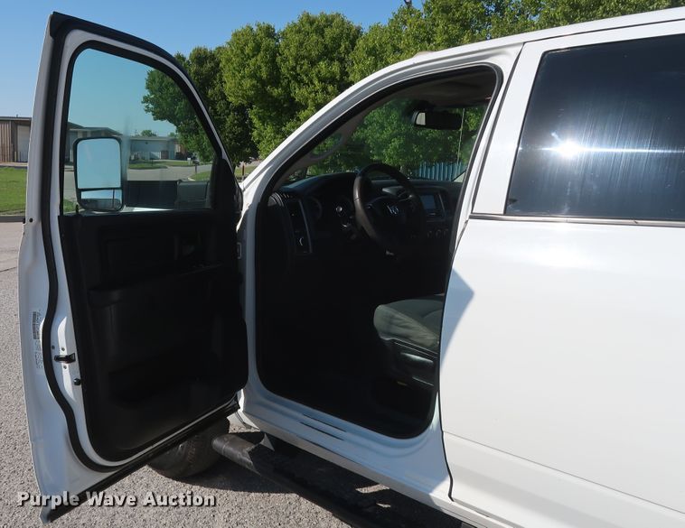 image for item DH0863 2014 Dodge Ram 3500HD  Crew Cab pickup truck cab & chassis