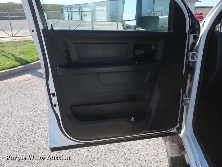 image for item DH0863 2014 Dodge Ram 3500HD  Crew Cab pickup truck cab & chassis