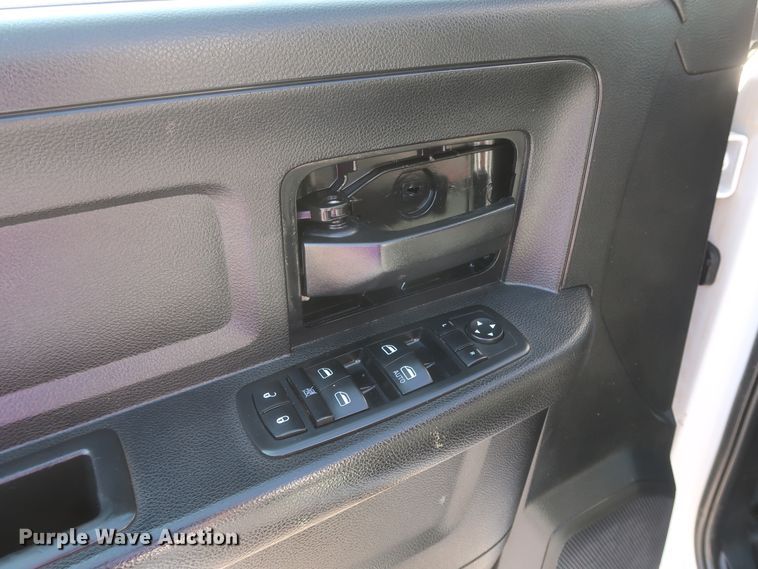 image for item DH0863 2014 Dodge Ram 3500HD  Crew Cab pickup truck cab & chassis