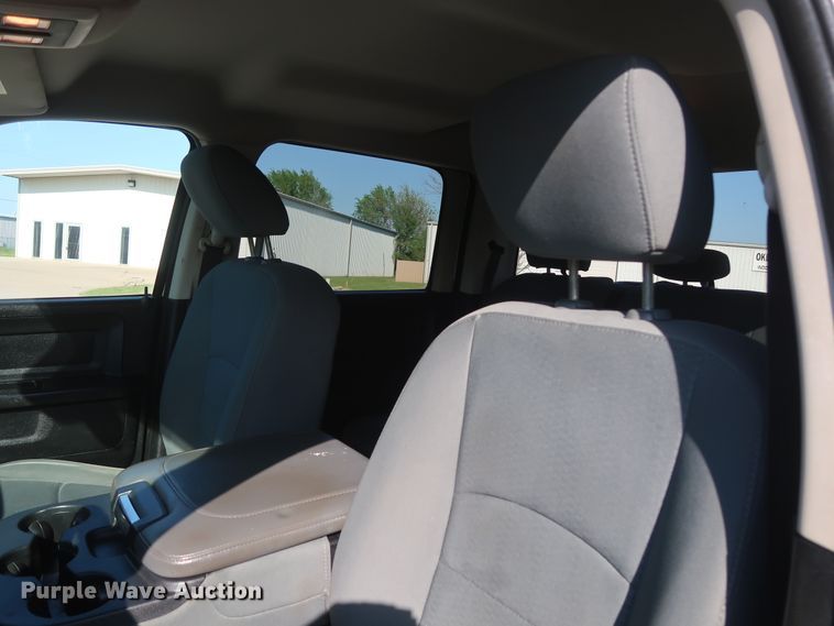 image for item DH0863 2014 Dodge Ram 3500HD  Crew Cab pickup truck cab & chassis