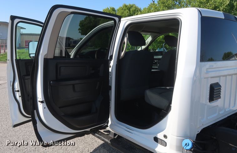 image for item DH0863 2014 Dodge Ram 3500HD  Crew Cab pickup truck cab & chassis