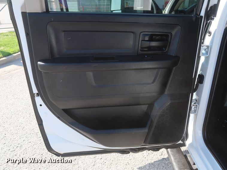 image for item DH0863 2014 Dodge Ram 3500HD  Crew Cab pickup truck cab & chassis