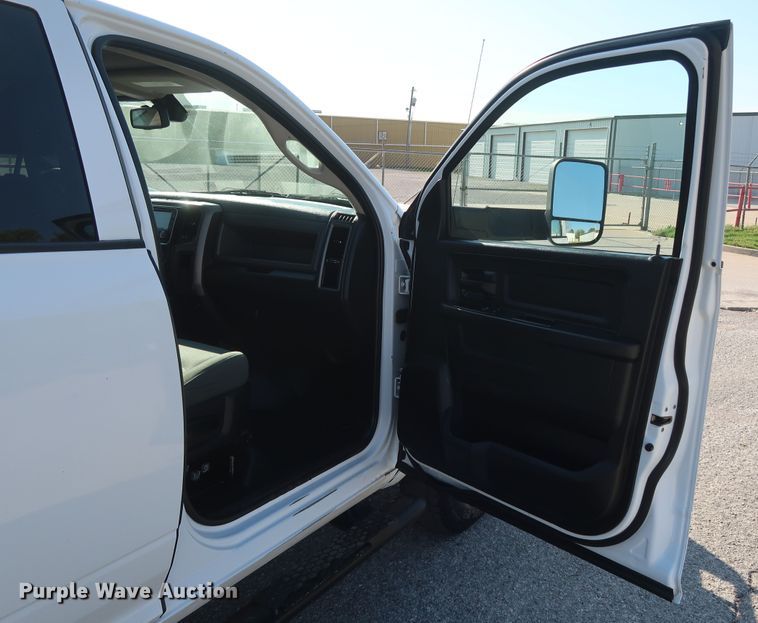 image for item DH0863 2014 Dodge Ram 3500HD  Crew Cab pickup truck cab & chassis