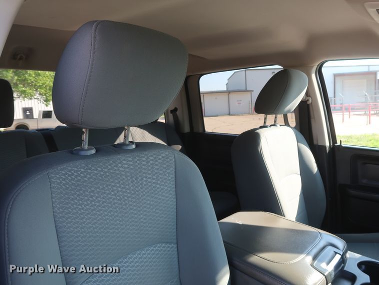 image for item DH0863 2014 Dodge Ram 3500HD  Crew Cab pickup truck cab & chassis