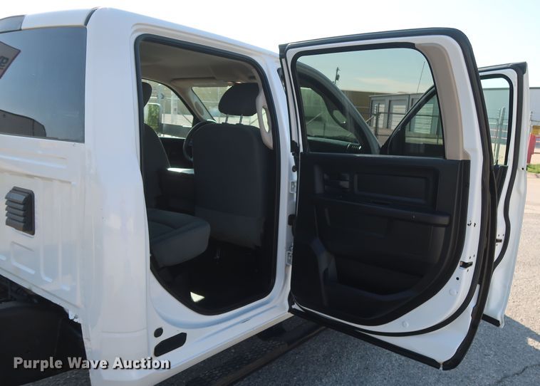 image for item DH0863 2014 Dodge Ram 3500HD  Crew Cab pickup truck cab & chassis