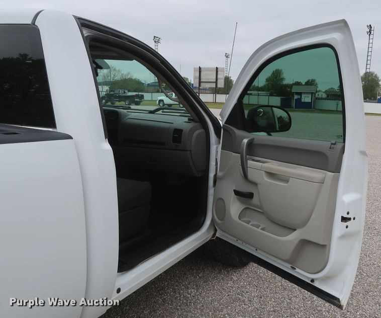 image for item DH0869 2011  Chevrolet Silverado 1500 LS  pickup truck