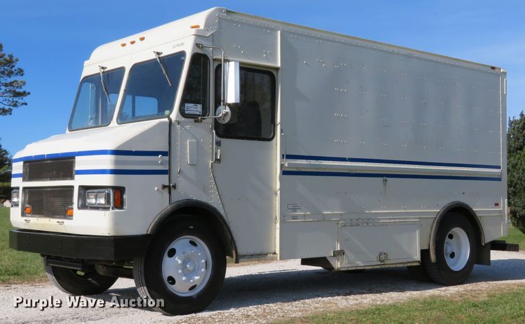 image for item DH1682 2001 Freightliner MT55 delivery truck