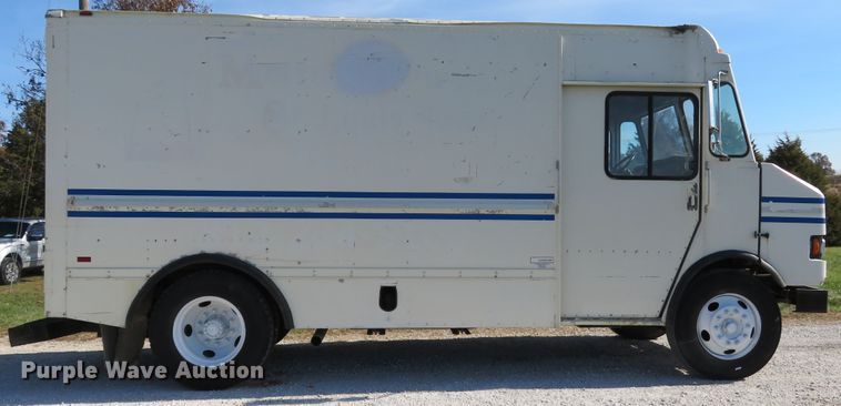 image for item DH1682 2001 Freightliner MT55 delivery truck