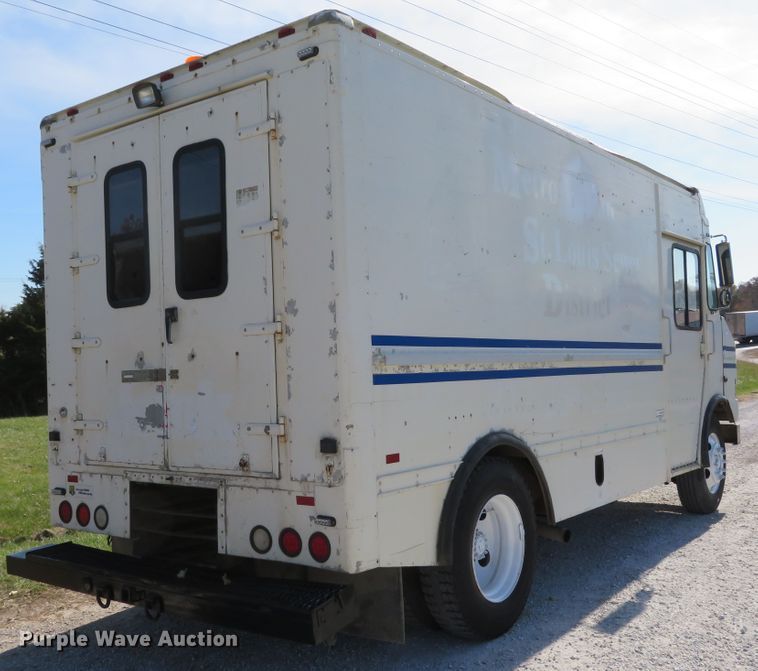 image for item DH1682 2001 Freightliner MT55 delivery truck