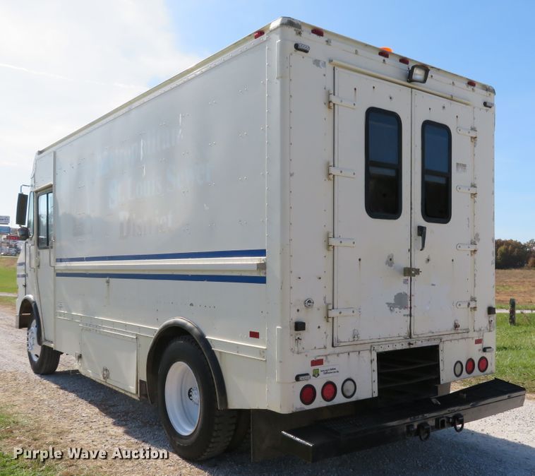 image for item DH1682 2001 Freightliner MT55 delivery truck