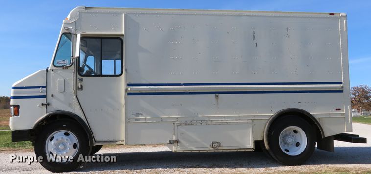 image for item DH1682 2001 Freightliner MT55 delivery truck