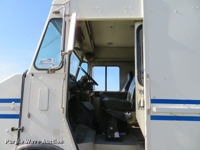 image for item DH1682 2001 Freightliner MT55 delivery truck